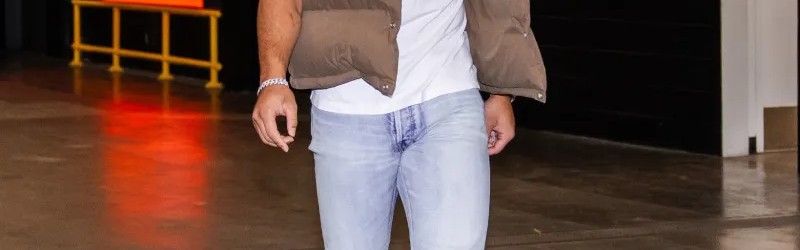 开云入口-霸气十足！狄龙佩戴超黑墨镜步入今日比赛场馆