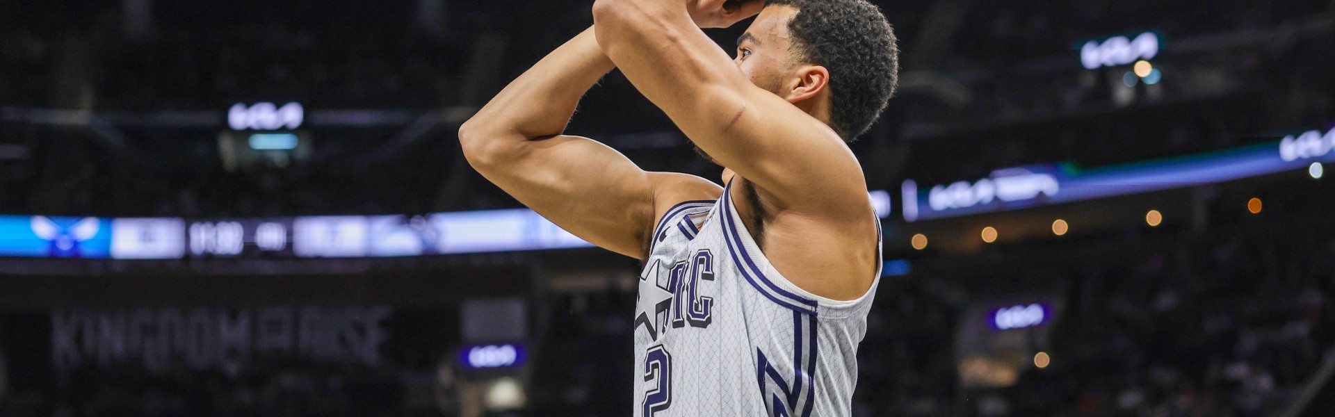 上赛季场均4.1分球员休斯坦获老鹰Exhibit 10合约